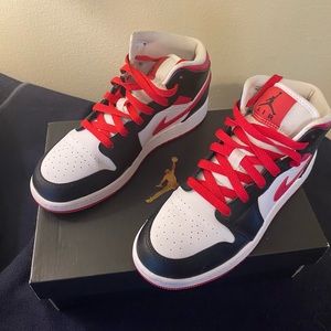 AIR JORDAN 1 MID 5.5Y
